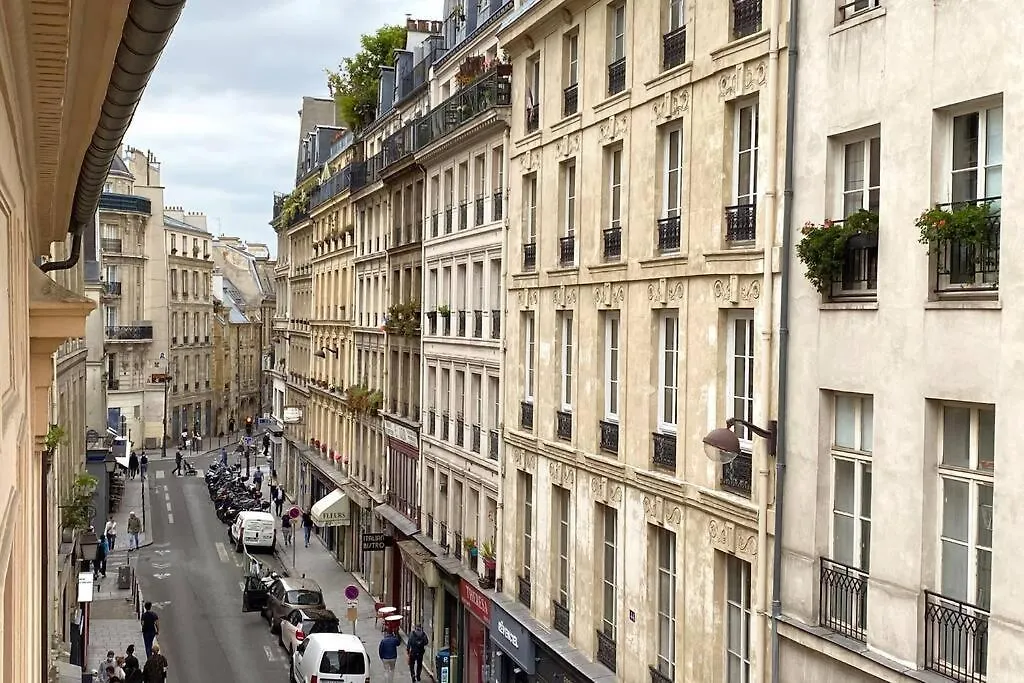 Large, Hyper Central Studio. Historical Paris Apartment France